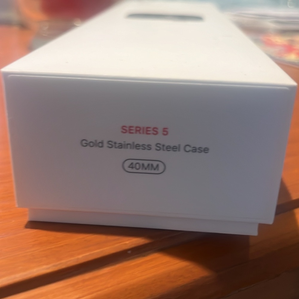 Apple Watch 40mm with gold band - Picture 3 of 6